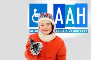 Contrairement à la prime de Noël, l'AAH ne joue aucun rôle dans l'attribution du chèque énergie. Vous pouvez donc cumuler l'AAH avec le chèque énergie, ce qui constitue une aide précieuse pour couvrir vos dépenses énergétiques. Le chèque énergie est aussi cumulable avec l'aide MaPrimeRénov'