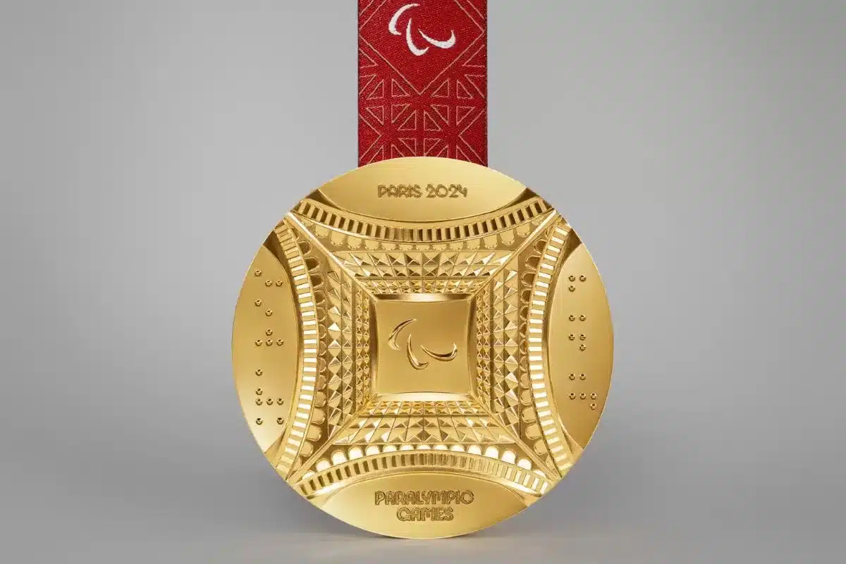 JO - Paris 2024: Découvrez les superbes médailles des Jeux Paralympiques 5 L’autre face de la médaille paralympique est, elle, pleinement l’illustration des choix créatifs de Paris 2024 et de Chaumet. Une représentation graphique d’une vue en contre-plongée sous la tour Eiffel fera découvrir aux médaillés la Dame de fer sous un angle jusqu’alors peu représenté. Les mots « Paris » et « 2024 » encadrent les piles de la tour et sont inscrits en braille universel, écriture symbole de l’accessibilité et clin d’œil à son inventeur français, Louis Braille. Pour permettre aux athlètes en situation d’handicap visuel de distinguer les trois métaux au toucher, des traits sont gravés sur la tranche de la médaille remportée : I pour l’or, II pour l’argent et III pour le bronze.