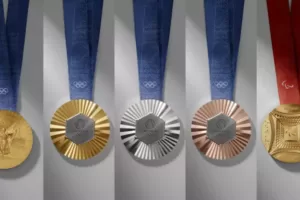 Après avoir dévoilé un emblème unique, un duo de mascottes, un look commun et un seul design de torche, Paris 2024 poursuit son ambition de rapprocher Jeux Olympiques et Jeux Paralympiques. Les médailles olympiques et paralympiques partagent ainsi une face au même design, celle sertie du fer de la tour Eiffel. La tour Eiffel a également inspiré le design unique du ruban des médailles. Pour les Jeux Olympiques et Paralympiques de Paris 2024, le ruban des médailles sera orné des croisillons de la tour Eiffel. Le ruban des médailles olympiques sera d’un bleu sobre quand celui des médailles paralympiques se distinguera par son rouge profond, mélange des deux premières robes de la tour Eiffel, « rouge Venise » et « brun rouge ».