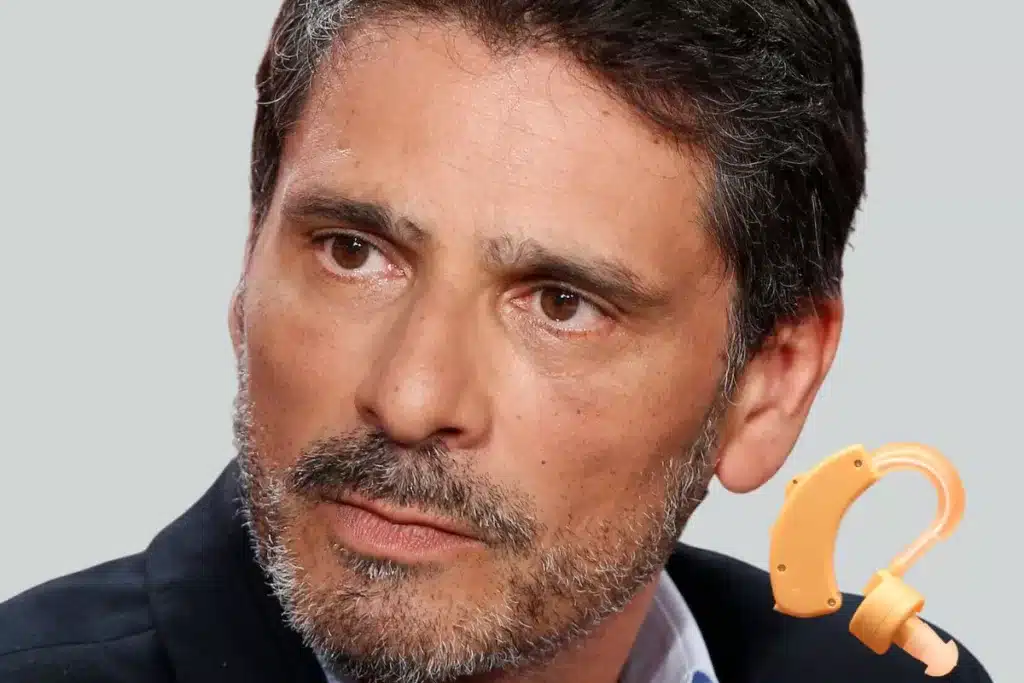 Pascal Elbé a une belle carrière derrière lui. Parmi ses longs-métrages Je compte sur vous ou encore Tête de turc, on retrouve aussi son troisième film On est fait pour s'entendre, sorti en 2021. Dans cette comédie romantique, l'acteur et réalisateur évoque un handicap handicap qu'il a réellement connu : un début de surdité. Le comédien de 56 ans a souhaité en parler dans son film : "Ce sont mes enfants qui m'ont dit qu'il était sous mon nez : la malentendance, ma malentendance. Je n'avais jamais pensé qu'un élément de ma vie pourrait un jour donner un film. J'ai été d'abord hésitant. C'est la lecture du livre de David Lodge - La vie en sourdine - qui a fini par me convaincre que cela avait du sens : j'étais impressionné de voir comment Lodge avait réussi à bien faire comprendre ce que l'on peut ressentir quand on est malentendant", a-t-il expliqué.