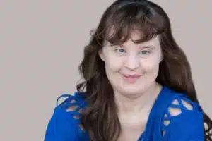 En février 2015, Brewer a fait l’histoire en devenant la première femme atteinte du syndrome de Down à fouler le tapis rouge de la Fashion Week de New York, défilant pour la créatrice Carrie Hammer. Sa présence inspirante encourage les jeunes filles à embrasser leur singularité et à rester fidèles à elles-mêmes. De plus, elle est apparue dans la web-série Raymond & Lane et a fait une apparition dans Switched at Birth en 2015. Brewer est revenue dans American Horror Story lors de la septième saison, “Cult”, où elle a incarné le personnage mineur d’Hedda, membre du groupe féministe de Valerie Solanas.