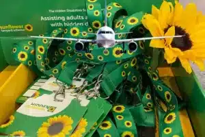 Le tournesol, un symbole pour signifier le handicap invisible ! Les aéroports de Paris (Orly et Roissy) adoptent le 7 mai 2024 ce programme venu d'Angleterre pour accompagner les voyageurs concernés et leur proposer une aide discrète et adaptée.
